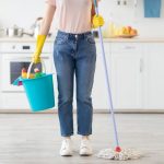 Cara Membersihkan Lantai Dapur yang Berminyak dengan Mudah